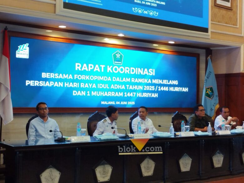 Wahyu Hidayat saat memimpin rakor jelang Hari Raya Idul Adha di Ruang Sidang Balai Kota Malang (blok-a.com / Yogga Ardiawan)