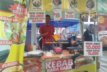 Wawan, pedagang kebab yang ikut memeriahkan ajang Porprov dengan berjualan (blok-a.com / Yogga Ardiawan)