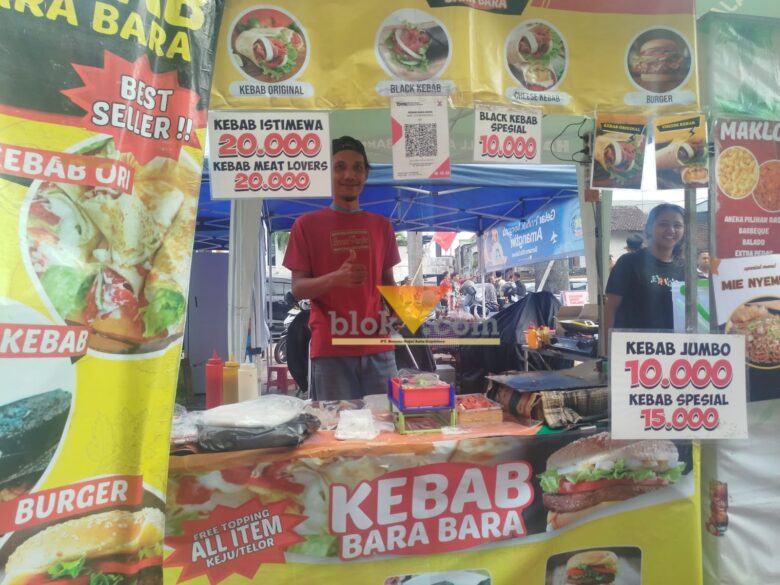 Wawan, pedagang kebab yang ikut memeriahkan ajang Porprov dengan berjualan (blok-a.com / Yogga Ardiawan)