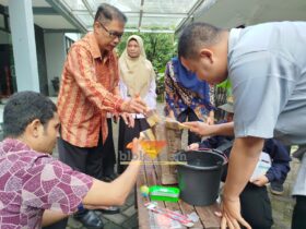 Proses membersihkan arca dengan cara dicuci dalam kegiatan "Konservasi Museum Mpu Purwa" yang digelar oleh Disdikbud Kota Malang (blok-a.com / Yogga Ardiawan)