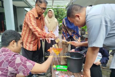 Proses membersihkan arca dengan cara dicuci dalam kegiatan "Konservasi Museum Mpu Purwa" yang digelar oleh Disdikbud Kota Malang (blok-a.com / Yogga Ardiawan)