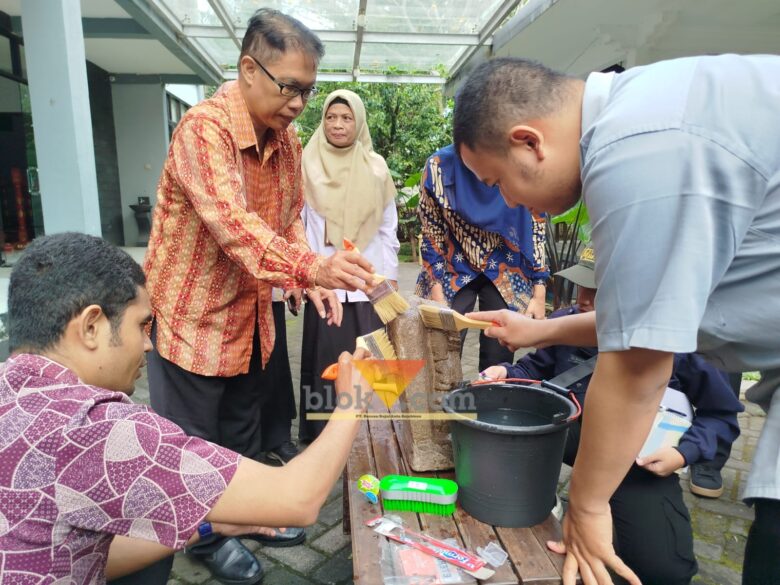 Proses membersihkan arca dengan cara dicuci dalam kegiatan "Konservasi Museum Mpu Purwa" yang digelar oleh Disdikbud Kota Malang (blok-a.com / Yogga Ardiawan)