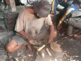 Sunardi, saat mengerjakan pesanan dari pelanggan jelang Idul Adha ini (istimewa)