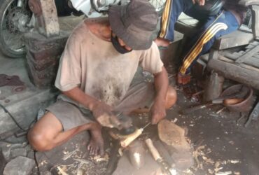 Sunardi, saat mengerjakan pesanan dari pelanggan jelang Idul Adha ini (istimewa)