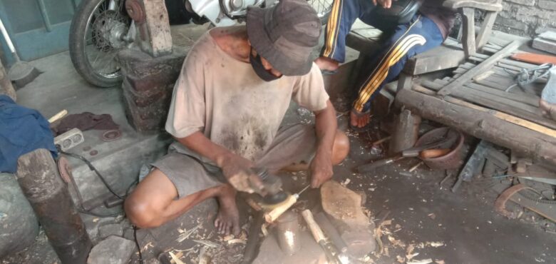 Sunardi, saat mengerjakan pesanan dari pelanggan jelang Idul Adha ini (istimewa)