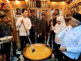 FOTO : Wakil Presiden Republik Indonesia, Gibran Rakabuming Raka mengunjungi stan UMKM jeneng ketan di Bazar Blitar Djadoel 2025. (blok-a.com/Fajar)