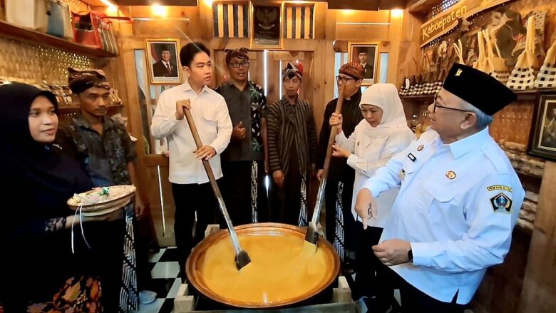 FOTO : Wakil Presiden Republik Indonesia, Gibran Rakabuming Raka mengunjungi stan UMKM jeneng ketan di Bazar Blitar Djadoel 2025. (blok-a.com/Fajar)