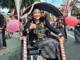 FOTO : Wakil Wali Kota Blitar, Elim Tyu Samba naik becak mengikuti Kirab Gunungan Lima menuju Makam Bung Karno. (blok-a.com/Fajar)