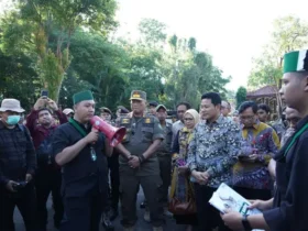 Dialong Bupati Sidoarjo Subandi bersama mahasiswa HMI di depan Pendopo Kabupaten Sidoarjo, Selasa (3/6/2025).