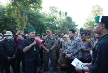 Dialong Bupati Sidoarjo Subandi bersama mahasiswa HMI di depan Pendopo Kabupaten Sidoarjo, Selasa (3/6/2025).