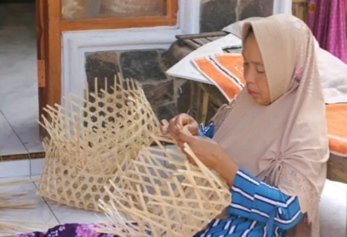Sentra kerajinan bambu di Lingkungan Papring, Desa/Kecamatan Kalipuro, Banyuwangi, Selasa (3/6/2025). (Istimewa)