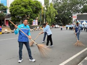 Wali Kota Malang, Wahyu Hidayat saat melakukan aksi 'bersih-bersih' di kawasan Alun-alun Merdeka (istimewa)
