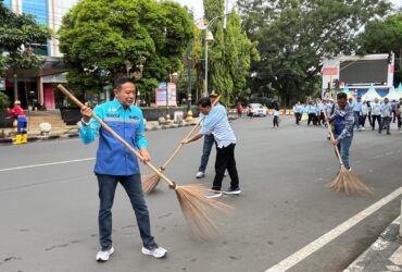 Wali Kota Malang, Wahyu Hidayat saat melakukan aksi 'bersih-bersih' di kawasan Alun-alun Merdeka (istimewa)