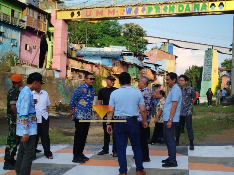 Wali Kota Malang, Wahyu Hidayat saat melakukan peninjauan di Kampung Warna-Warni Kota Malang (blok-a.com / Yogga Ardiawan)