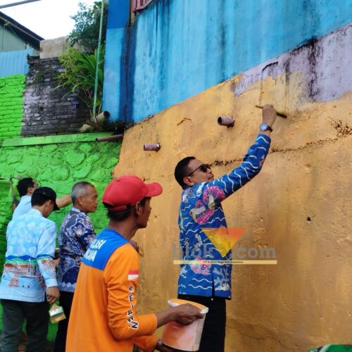 Wali Kota Malang, Wahyu Hidayat saat melakukan peninjauan di Kampung Warna-Warni Kota Malang (blok-a.com / Yogga Ardiawan)