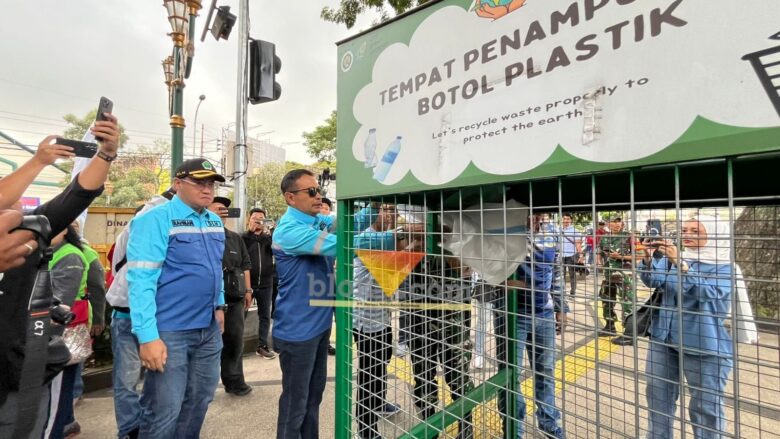 Wali Kota Malang, Wahyu Hidayat bersama Kepala DLH, Noer Rahman saat melihat tempat penampungan botol plastik hasil kerja sama dengan Universitas Negeri Malang.(blok-a.com/Yogga Ardiawan)