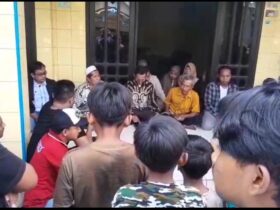 Teks 1: Warga Desa Kaligoro yang berkumpul di rumah Korban M. Alfan.(dokumen Muhlisin)