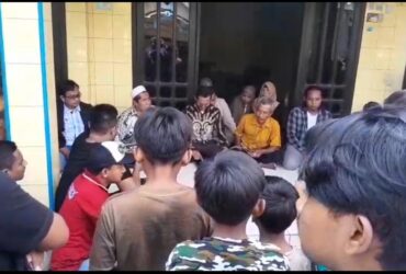 Teks 1: Warga Desa Kaligoro yang berkumpul di rumah Korban M. Alfan.(dokumen Muhlisin)