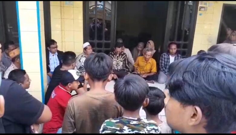 Teks 1: Warga Desa Kaligoro yang berkumpul di rumah Korban M. Alfan.(dokumen Muhlisin)