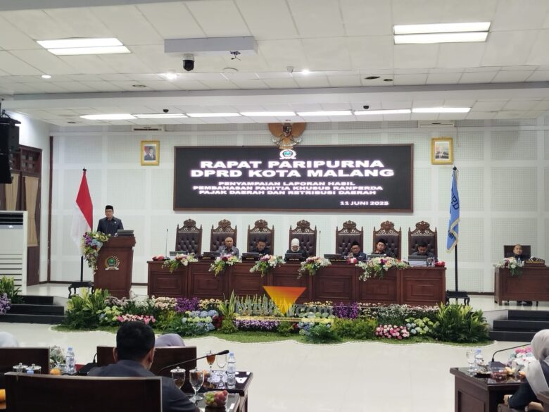 Rapat Paripurna pembahasan Ranperda Pajak Daerah dan Retribusi Daerah (PDRD) yang digelar di Ruang Rapat Paripurna DPRD Kota Malang (blok-a.com / Yogga Ardiawan)