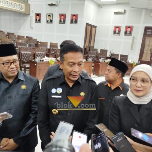 Ketua Pansus, Indra Permana (kiri), bersama Wali Kota Malang, Wahyu Hidayat dan Ketua DPRD, Amithya Ratnanggani Sirraduhita saat diwawancarai awak media (blok-a com / Yogga Ardiawan)