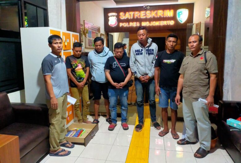 Teks: Lima orang tersangka pencurian kabel di Mojokerto diserahkan ke Polres Mojokerto.(blok-a.com/Syahrul Wijaya)
