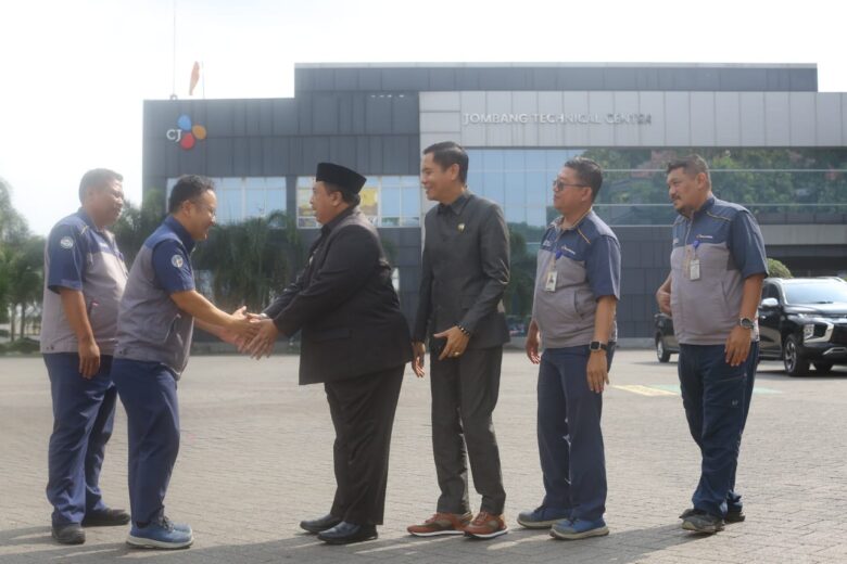 Bupati Jombang H Warsubi bersama rombongan di Pabrik Cheil Jedang Indonesia.(blok-a.com/Syahrul Wijaya)
