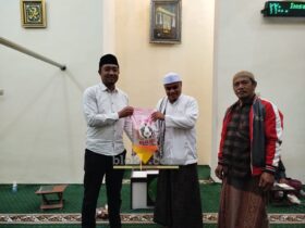 Sekretaris Yayasan 17 Oktober, Syahrul Mokhtar (kiri) saat memberikan sedekah beras kepada Pimpinan Majelis Shalawat Burdah, Syarif Muhammad (blok-a.com / Yogga Ardiawan)