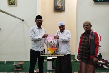 Sekretaris Yayasan 17 Oktober, Syahrul Mokhtar (kiri) saat memberikan sedekah beras kepada Pimpinan Majelis Shalawat Burdah, Syarif Muhammad (blok-a.com / Yogga Ardiawan)
