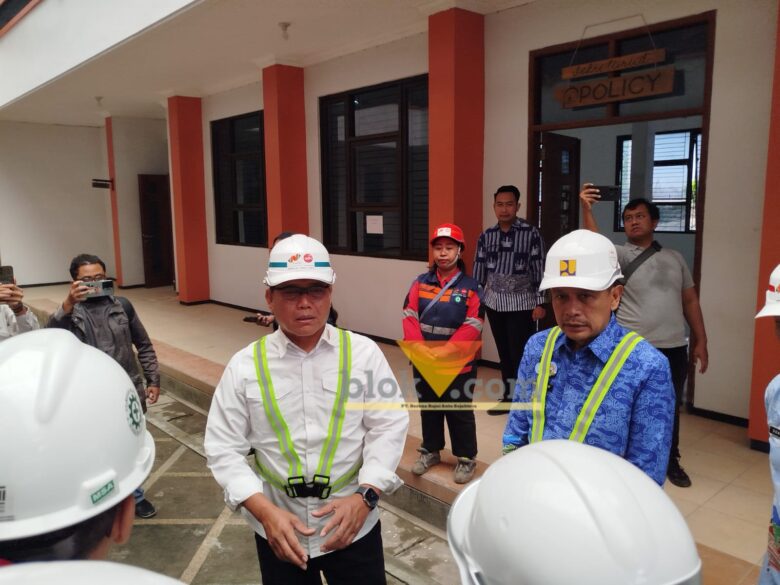 Kepala Kantor Staf Kepresidenan (KSP) RI, Letjen TNI (Purn) Anto Mukti Putranto (kanan) bersama Wali Kota Malang, Wahyu Hidayat seusai mengecek lokasi Sekolah Rakyat Di Poltekkom Malang (blok-a.com / Yogga Ardiawan)