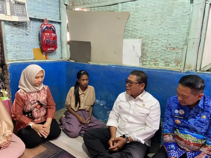 Kepala Staf Kepresidenan (KSP) , Letjen TNI (Purn) Anto Mukti Putranto bersama Wali Kota Malang, Wahyu Hidayat saat berkunjung ke salah satu siswa Sekolah Rakyat (istimewa)