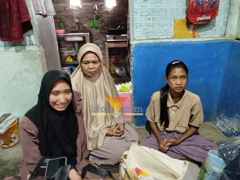 Orang Tua Siswa Sekolah Rakyat, Ismiatul Khoiroh (kiri) saat diwawancarai awak media di rumahnya (blok-a.com / Yogga Ardiawan)