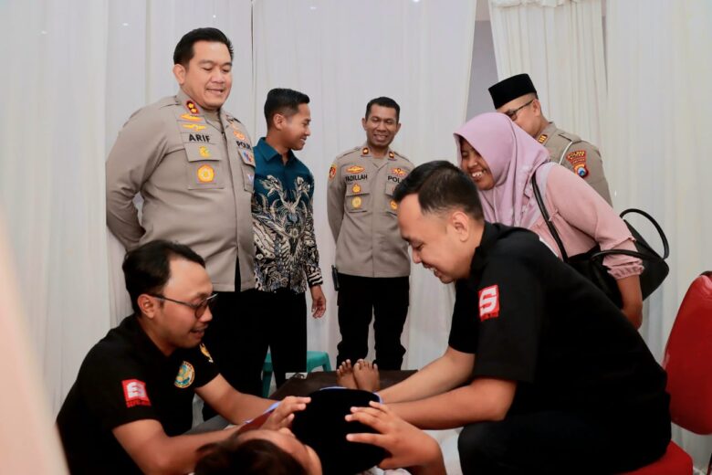 Polres Blitar melaksanakan kegiatan sosial berupa santunan untuk anak yatim piatu dan khitanan massal. (blok-a.com/Fajar)