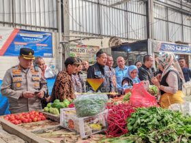 Wali Kota Malang, Wahyu Hidayat saat mengunjungi pasar mergan untuk mengecek harga kebutuhan pokok jelang 1 Muharam (blok-a.com / Yogga Ardiawan)