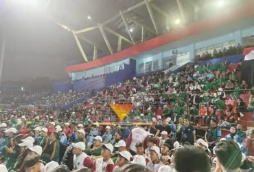 Ribuan penonton yang memadati Stadion Gajayana dalam acara opening ceremony Porprov IX Jawa Timur. (blok-a.com/Yogga Ardiawan)