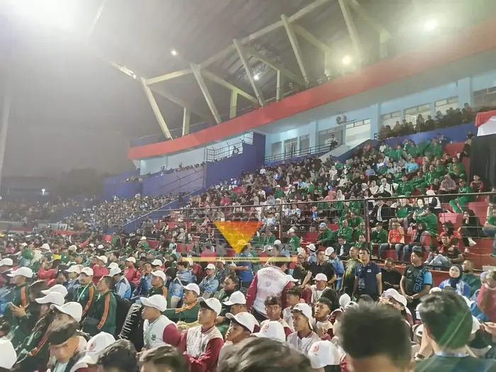 Ribuan penonton yang memadati Stadion Gajayana dalam acara opening ceremony Porprov IX Jawa Timur. (blok-a.com/Yogga Ardiawan)