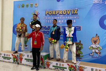 Leanggi Issais, membawa foto ayahnya saat raih perunggu di ajang Porprov IX Jawa Timur (istimewa)