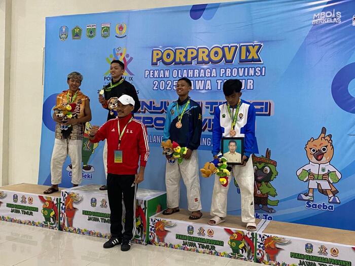 Leanggi Issais, membawa foto ayahnya saat raih perunggu di ajang Porprov IX Jawa Timur (istimewa)