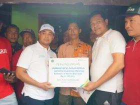 Bupati Sidoarjo, Subandi kunjungi kediaman Naila Putri Nurmalasari, pemain bola putri Sidoarjo.