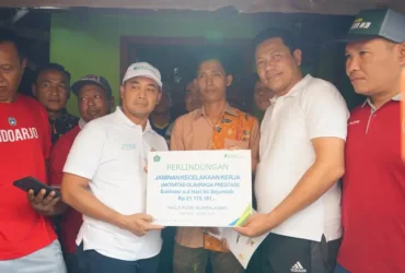 Bupati Sidoarjo, Subandi kunjungi kediaman Naila Putri Nurmalasari, pemain bola putri Sidoarjo.