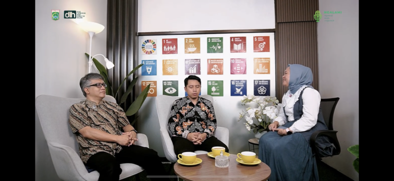 Dua narasumber Plt. Kepala DLH Kabupaten Malang Ahmad Dzulfikar Nurrahman dan Indonesia Country Program Lead dari Alliance To End Plastic Waste (AEPW) Bimo Harimurti di Podcast NGALAMI