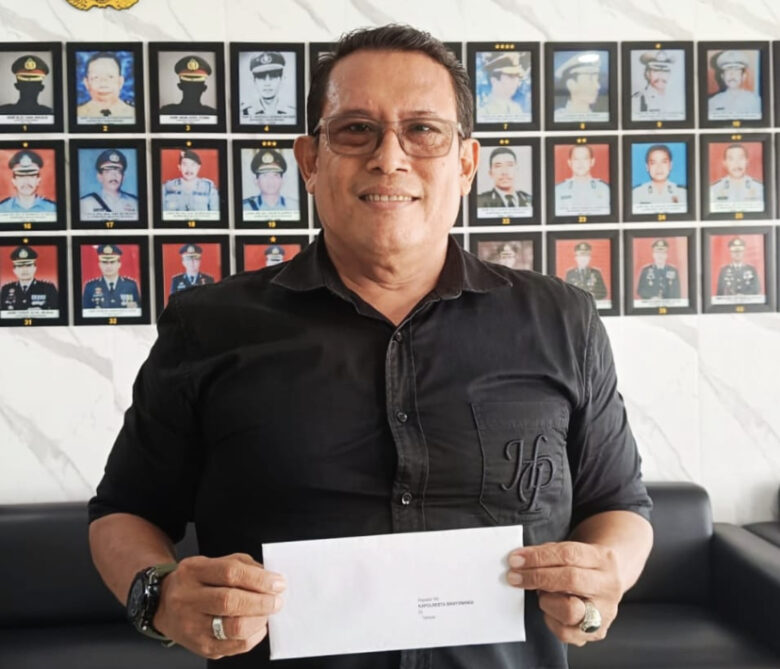 Caption : Proyek Plengsengan GPH diduga Fiktif, Herman Sjahthi, akademisi dan aktifis Banyuwangi resmi Laporkan ke Polisi, Rabu (18/6/2025)(blok-a.com/Kuryanto).
