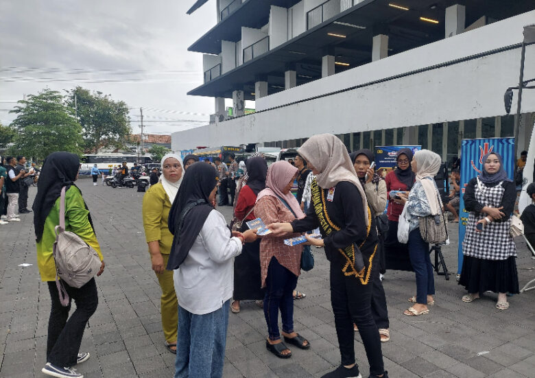 Caption : Peringati Hari Bhayangkara ke-79, Polresta Banyuwangi Gelar Car Free Day (CFD) dan memberikan sejumlah pelayanan publik di Terminal Pariwisata Terpadu, Kelurahan Sobo, Minggu (22/6/2025)(blok-a.com/Kuryanto).