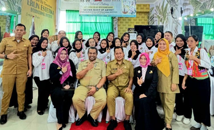 Penutupan pelatihan berbasis klaster kompetensi untuk calon Make Up Artist (MUA). (blok-a.com/Fajar)