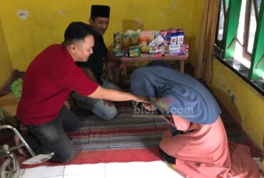 Alfita saat berjabat tangan dengan Wakil Ketua DPRD Jombang Donny Anggun didampingi Kades Kepatihan Erwin Pribadi.(blok-a.com/Syahrul Wijaya)