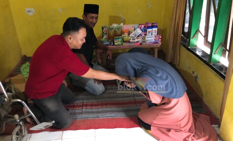 Alfita saat berjabat tangan dengan Wakil Ketua DPRD Jombang Donny Anggun didampingi Kades Kepatihan Erwin Pribadi.(blok-a.com/Syahrul Wijaya)