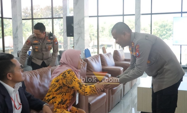 Kapolres Mojokerto AKBP Ihram Kustarto saat menemui ibu M. Alfan di Mapolres Mojokerto.(blok-a.com/Syahrul Wijaya)