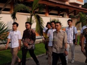 Fadli Zon saat meresmikan Pusat Informasi Majapahit berjalan bersama PC Tidar Mojokerto.(blok-a.com/Syahrul Wijaya)