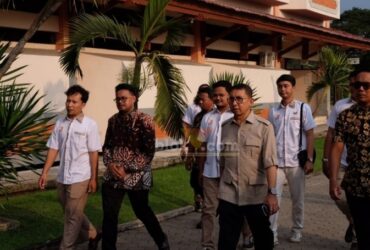 Fadli Zon saat meresmikan Pusat Informasi Majapahit berjalan bersama PC Tidar Mojokerto.(blok-a.com/Syahrul Wijaya)