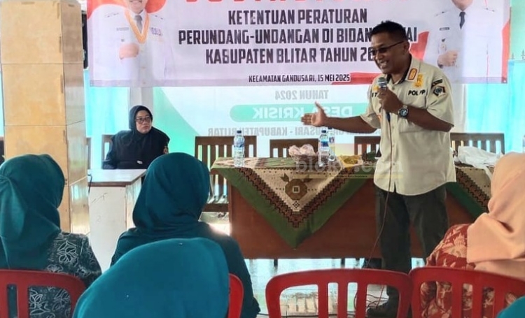 Satpol PP Kabupaten Blitar bekerja sama dengan Kantor Bea Cukai Blitar menggelar sosialisasi bertajuk "Gempur Rokok Ilegal" di Kantor Desa Krisik, Kecamatan Gandusari. (blok-a.com/Fajar)